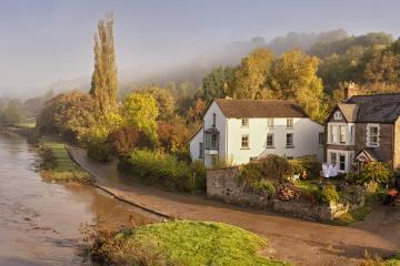 开云体育-铁闸锁乾坤，闪电破敌阵—阿什拉夫极致防守引领拜仁疾风骤雨横扫南美劲旅