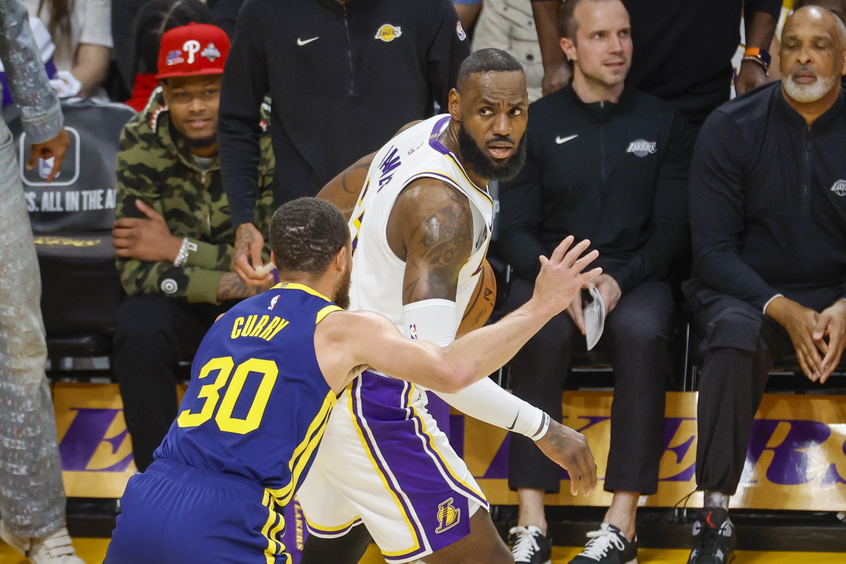开云下载-NBA球员在比赛时拼尽全力