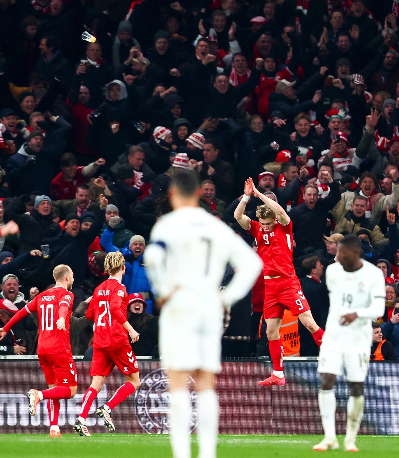 开云下载-丹麦绝杀英格兰，范佩西一己之力扛起全队的简单介绍