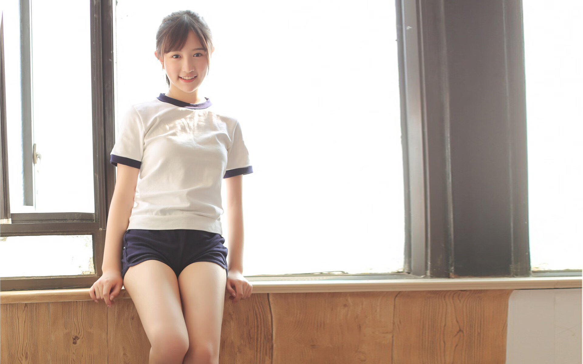 开云体育官网-银色闪电与叹息之墙，当F1引擎轰鸣时，德里赫特面对无解之局