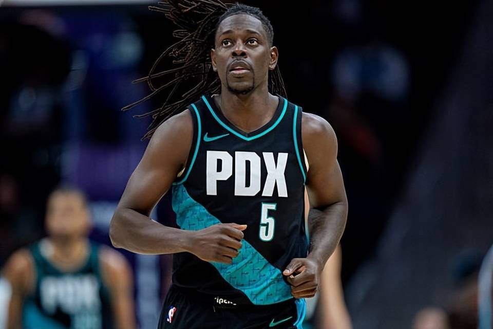 开云体育在线-黄蜂力克火箭，霍勒迪贡献制胜表现